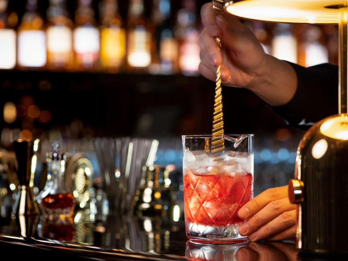 Hotel Mondrian Seoul Itaewon Exterior foto A bartender stirring a Negroni