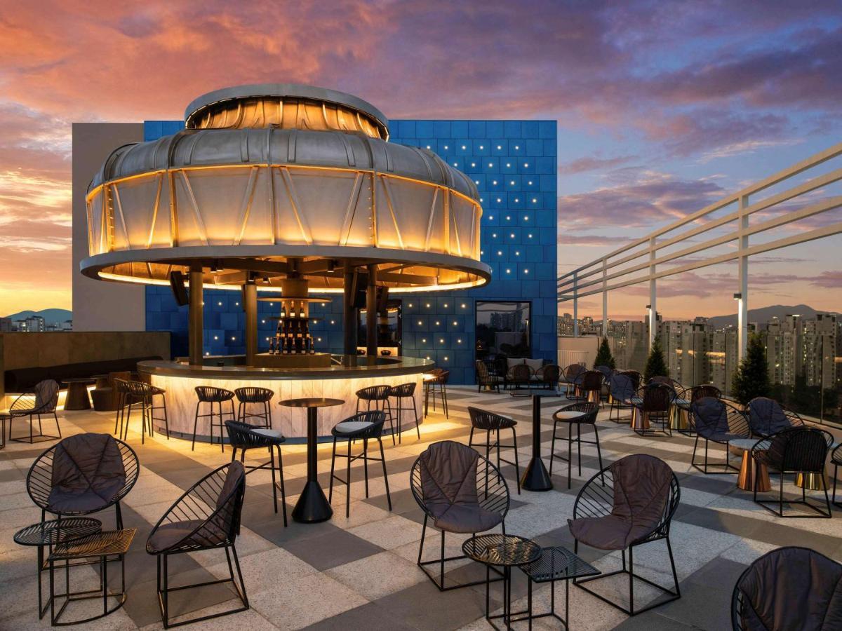 Hotel Mondrian Seoul Itaewon Exterior foto The rooftop bar at the hotel