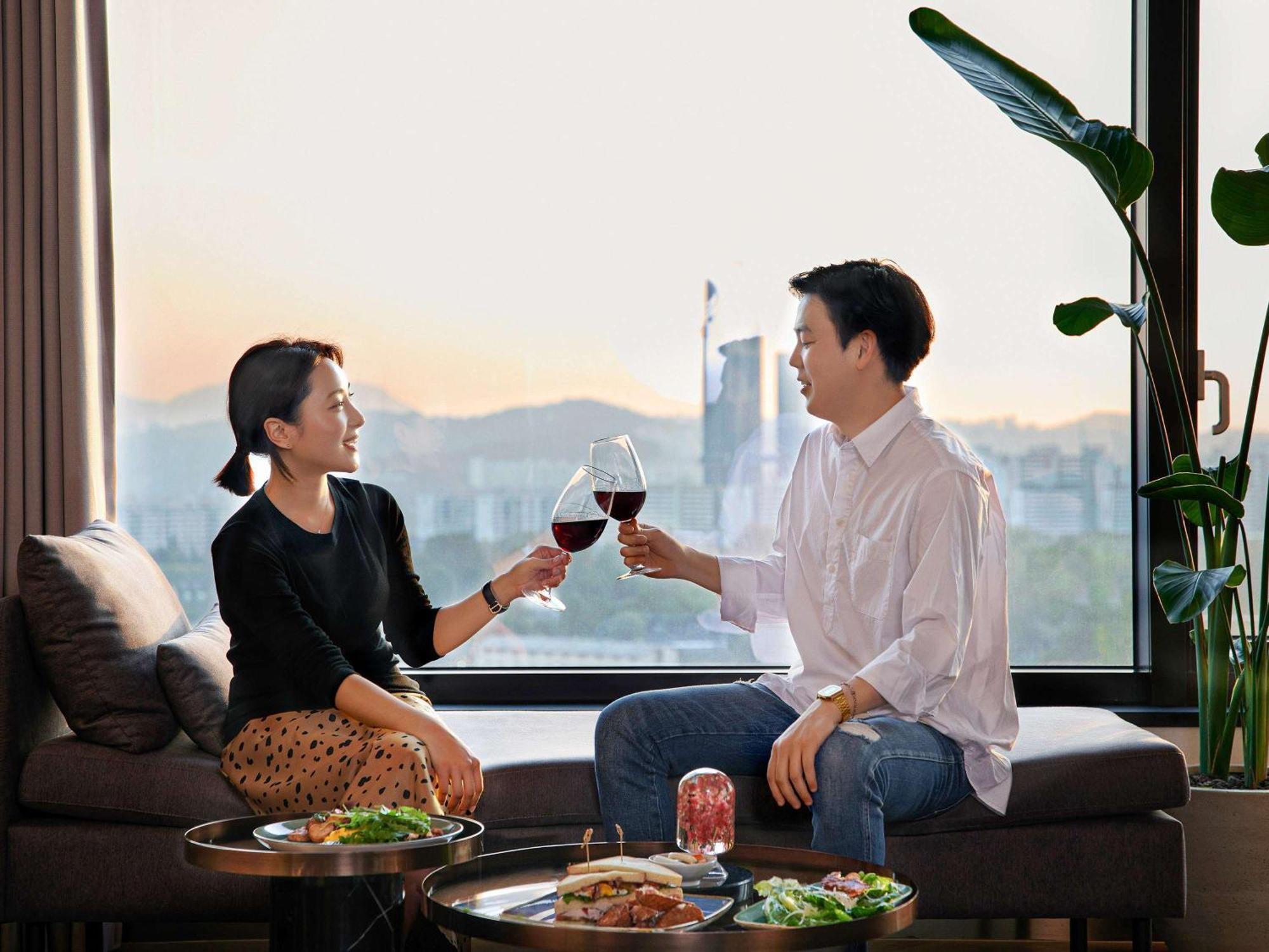 Hotel Mondrian Seoul Itaewon Exterior foto A couple drinking wine