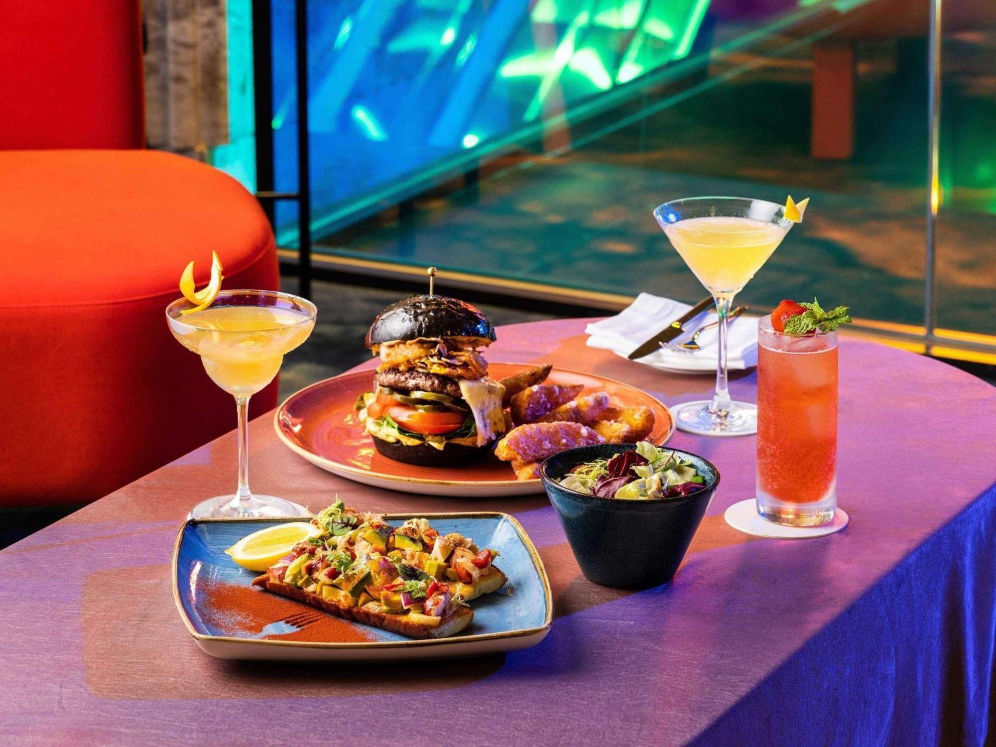 Hotel Mondrian Seoul Itaewon Exterior foto A selection of food and drinks at the bar