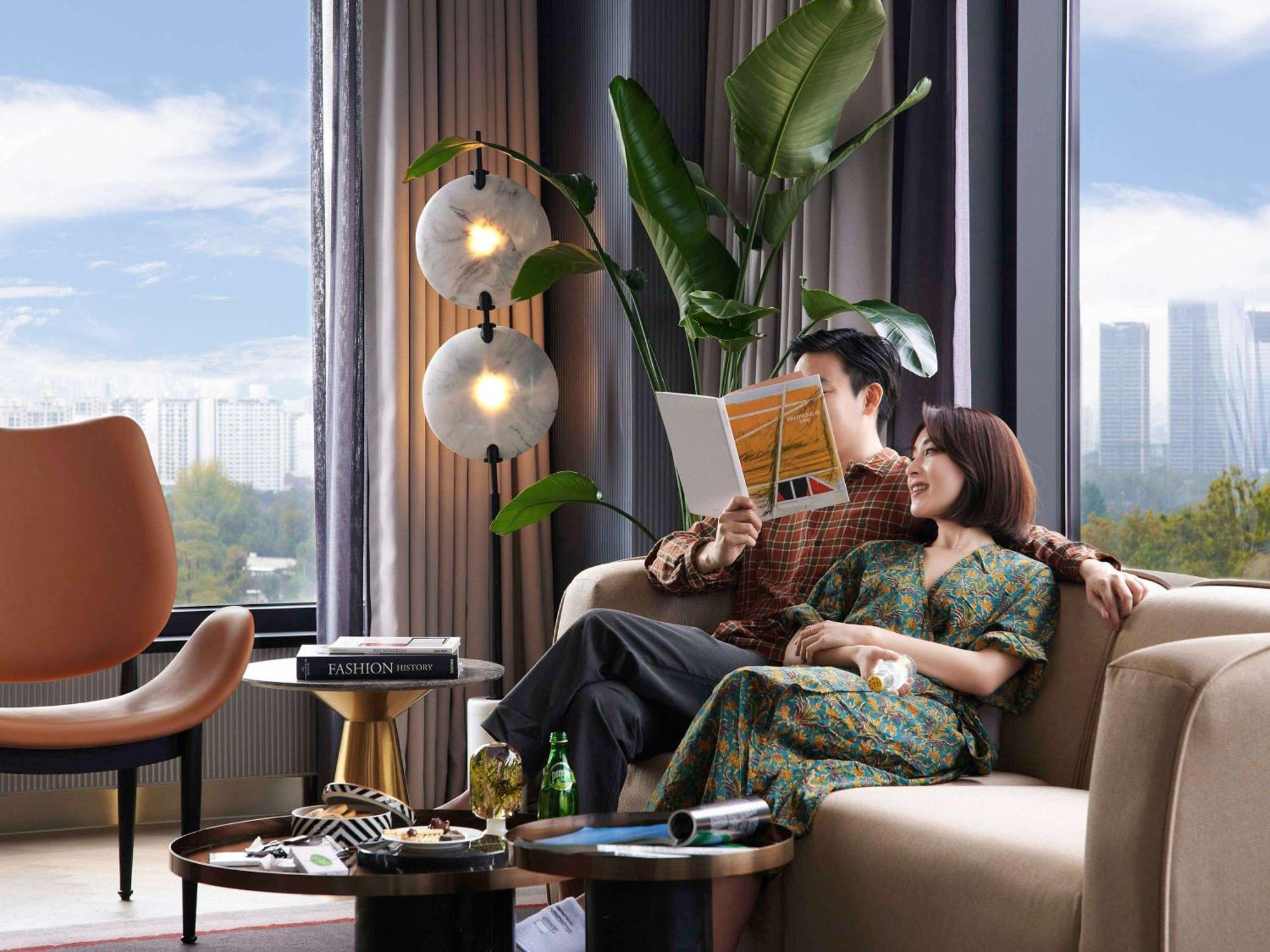 Hotel Mondrian Seoul Itaewon Exterior foto A couple in a living room